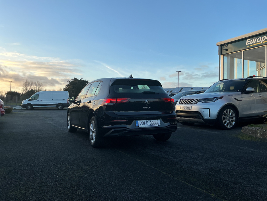 2023 Volkswagen Golf - image 7