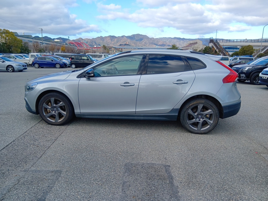 2016 Volvo V40 - image 4