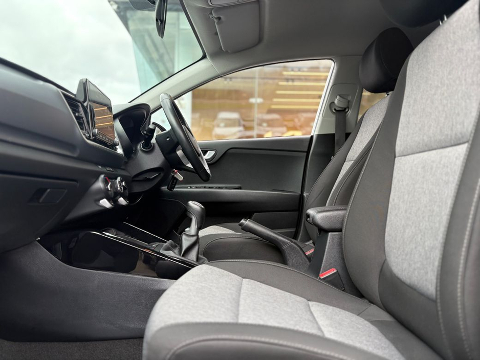 2022 Kia Stonic - image 2