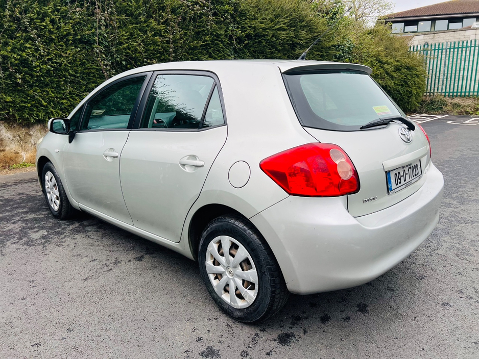 2009 Toyota Auris - image 9