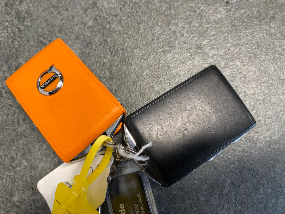 2022 Volvo V60 - image 20