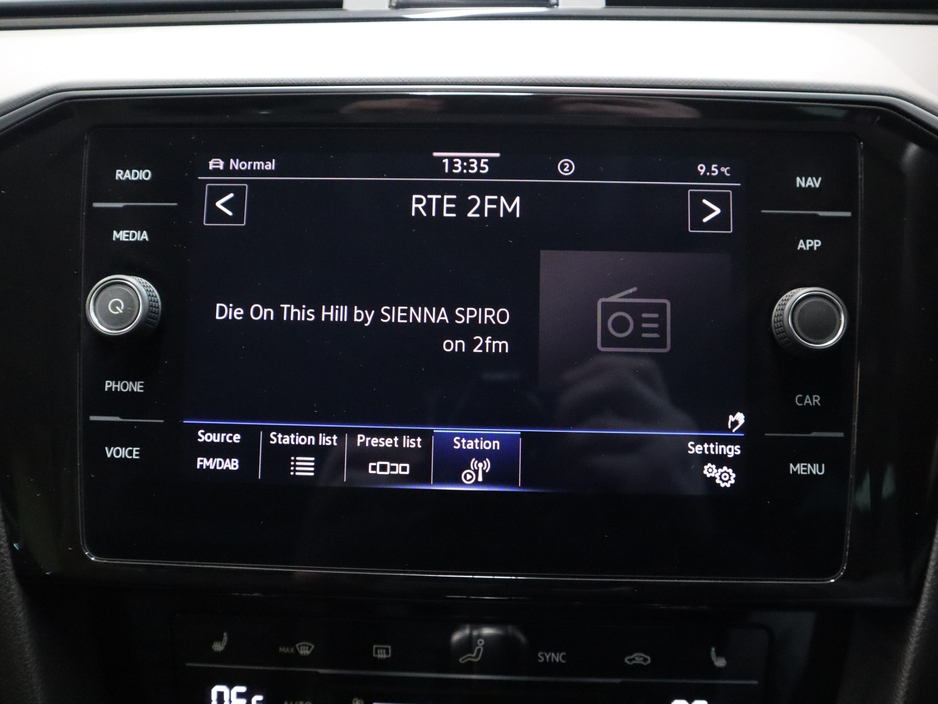 2021 Volkswagen Passat - image 16