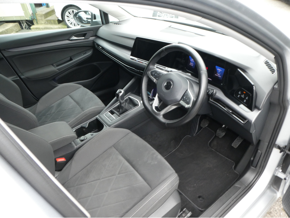 2022 Volkswagen Golf - image 16