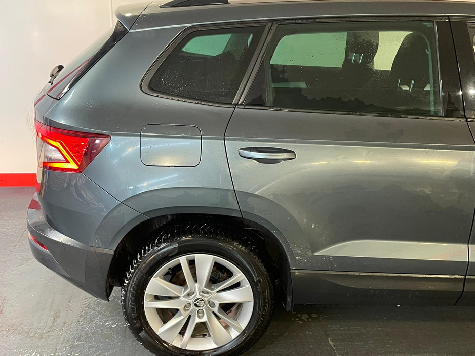 2020 Skoda Karoq - image 9