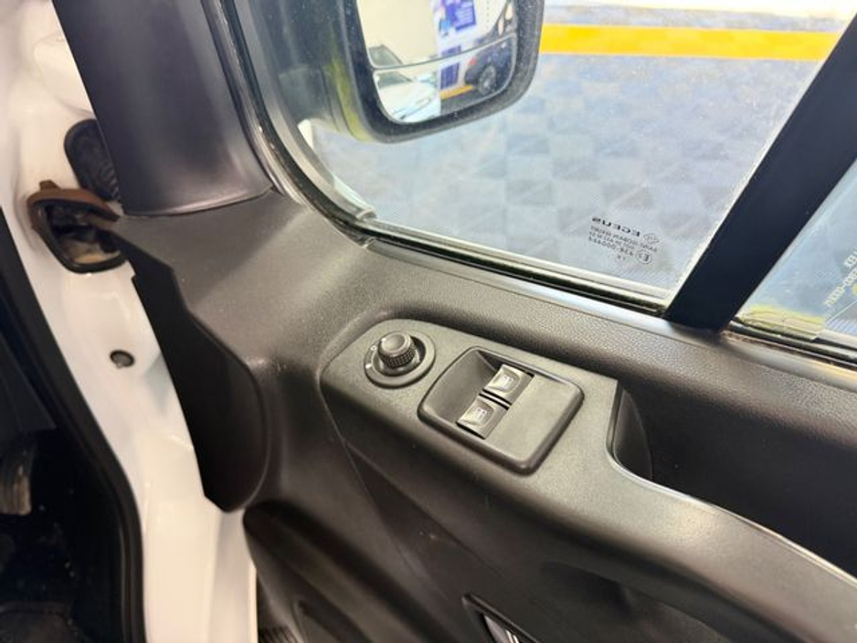 2020 Nissan NV300 - image 10