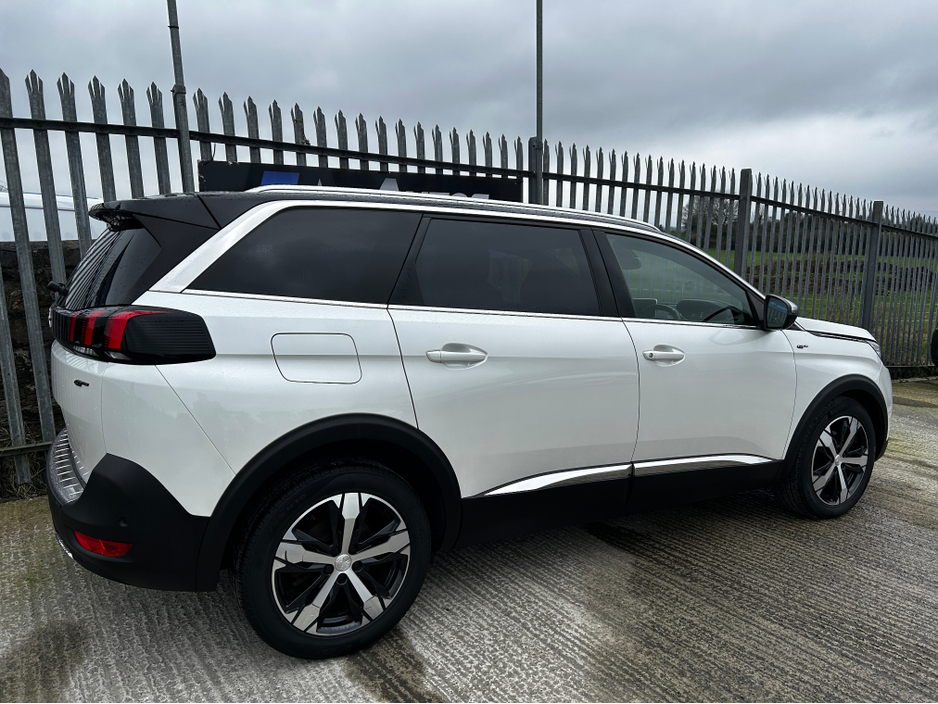 2018 Peugeot 5008 - image 4