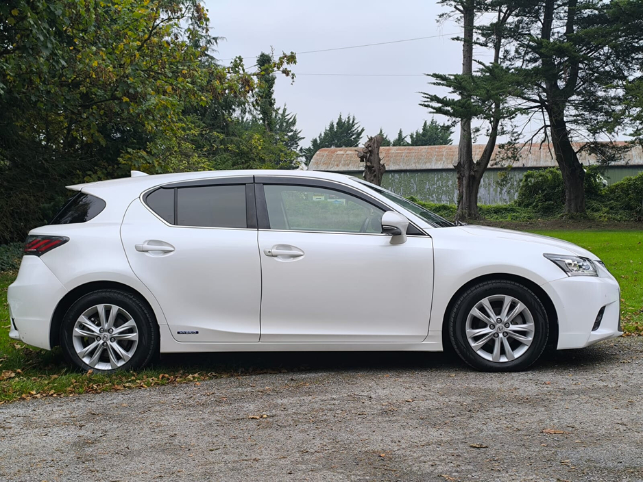 2017 Lexus CT 200 h - image 4
