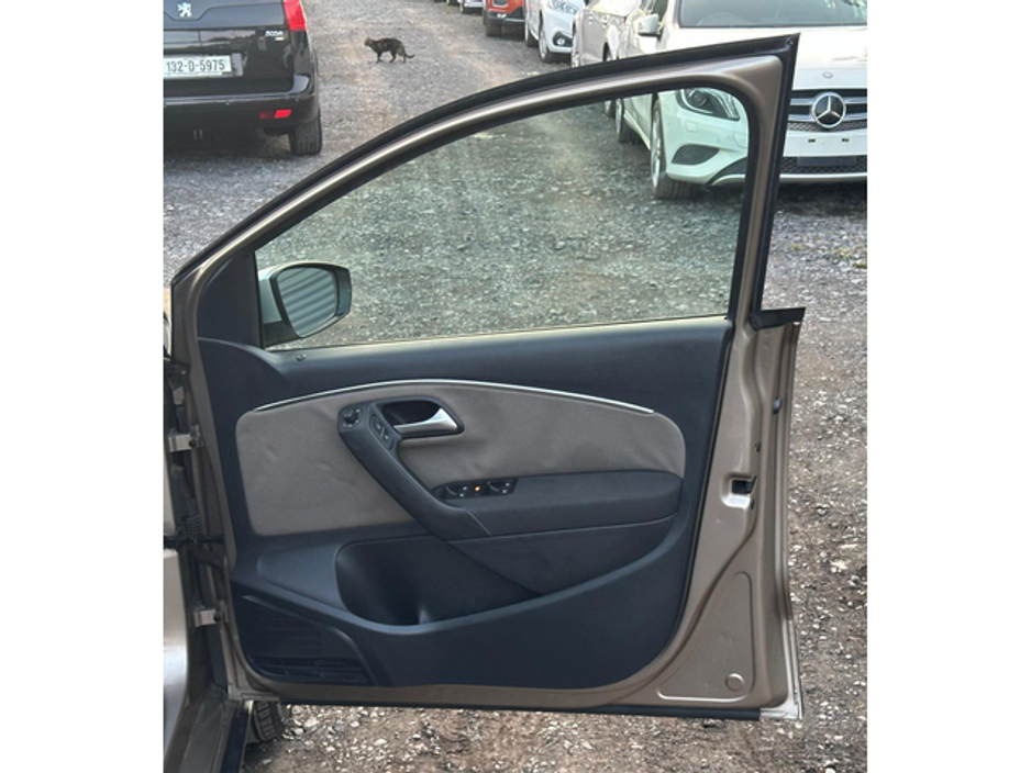 2014 Volkswagen Polo - image 7