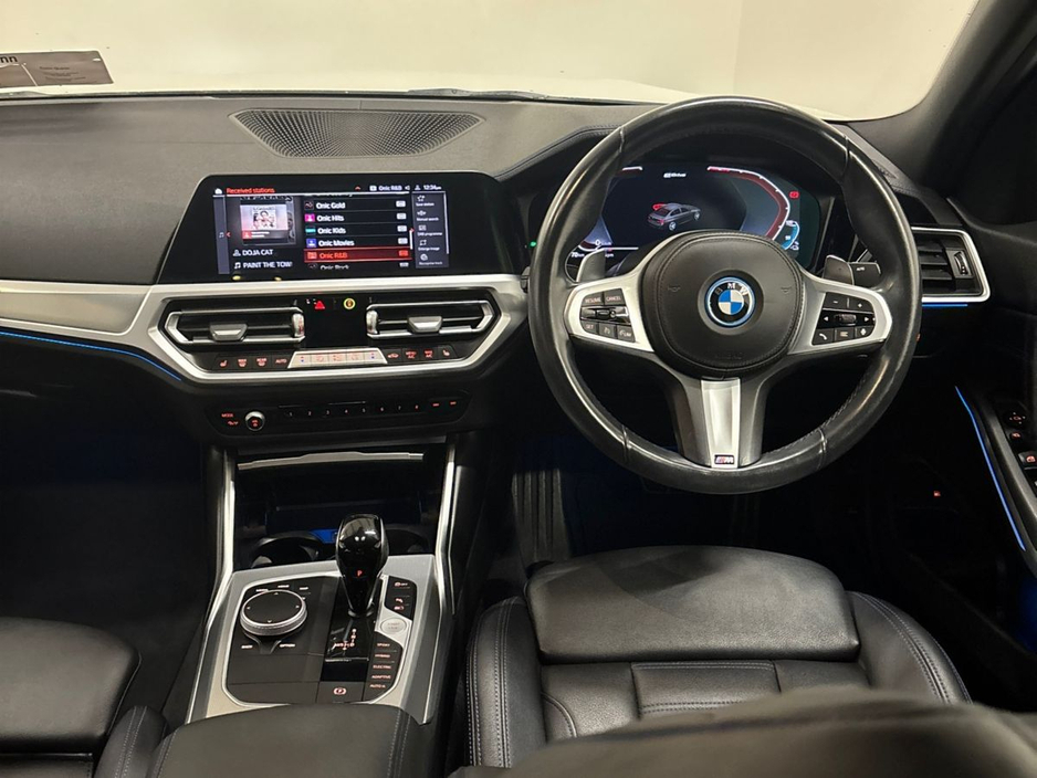 2022 BMW 3 Series - image 5