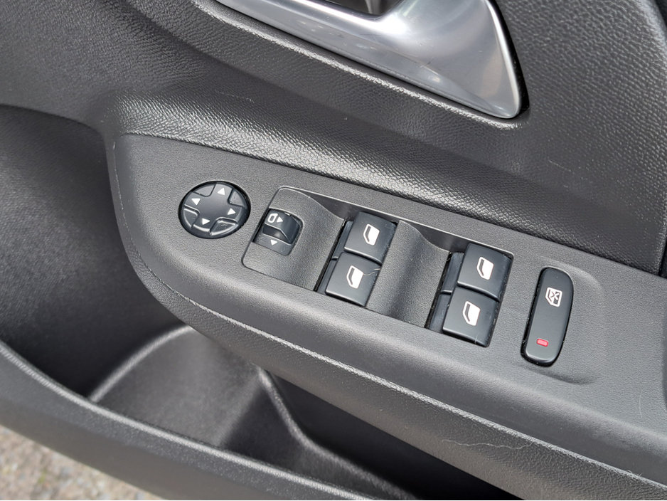 2021 Opel Corsa - image 26