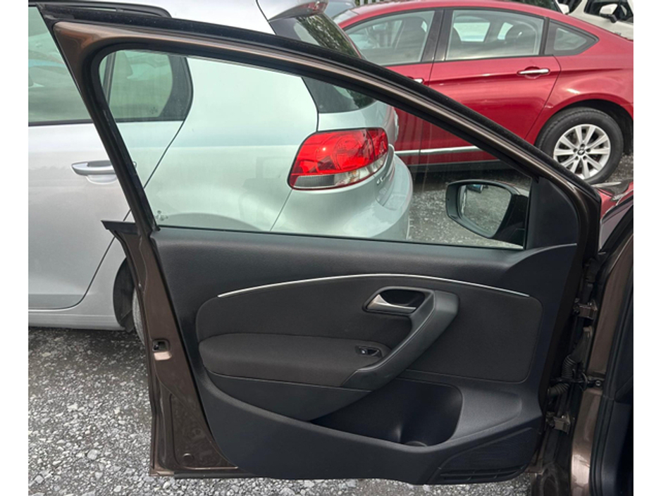 2014 Volkswagen Polo - image 6