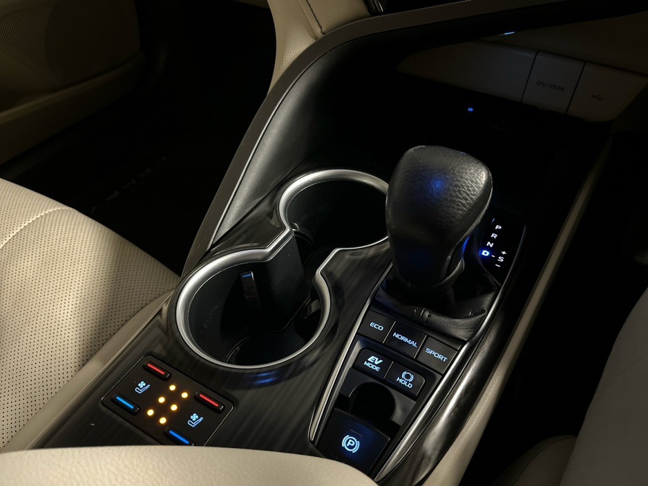 2023 Toyota Camry HYBRID PLATINUM AUTO // FULL LEATHER HEATED & COOLING ELECTRIC SEATS // BLUETOOTH // SAT-NAV // REAR CAMERA & PARK ASSIST // FULL WARRANTY €44,945