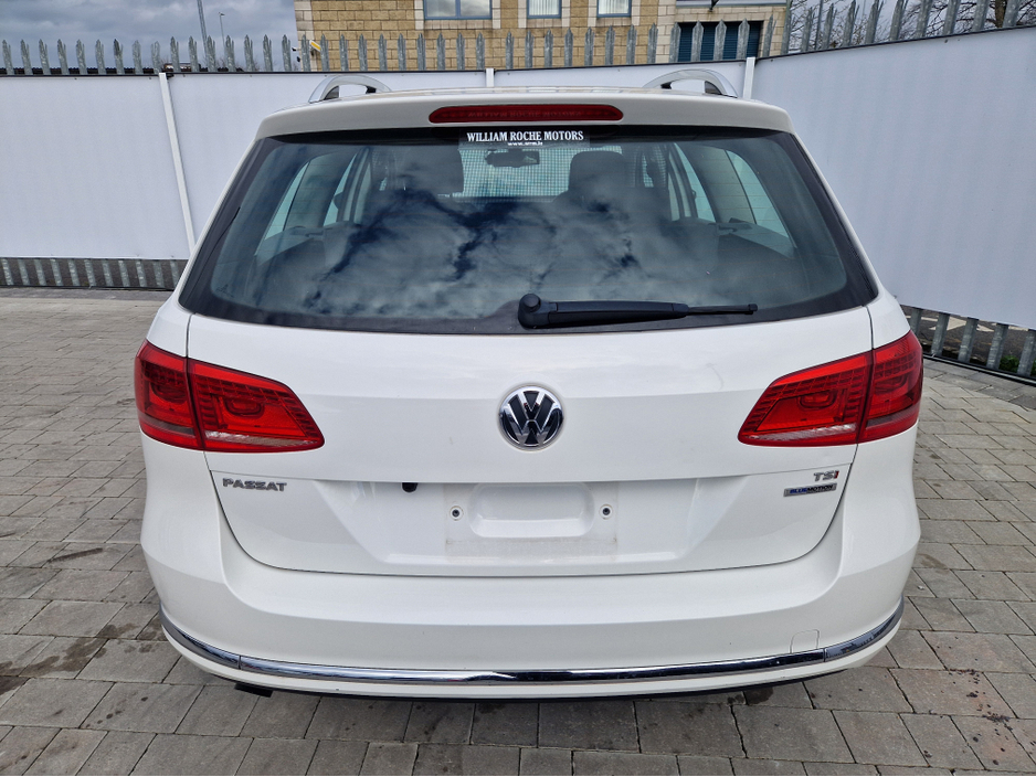 2011 Volkswagen Passat - image 9