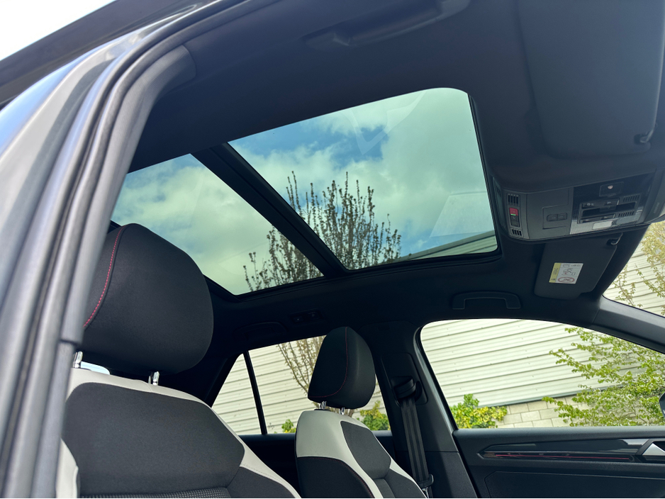 2019 Volkswagen T-Roc - image 9