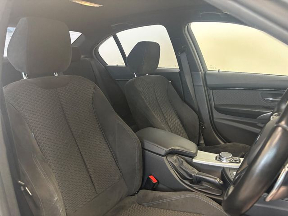 2015 BMW 3 Series - image 9