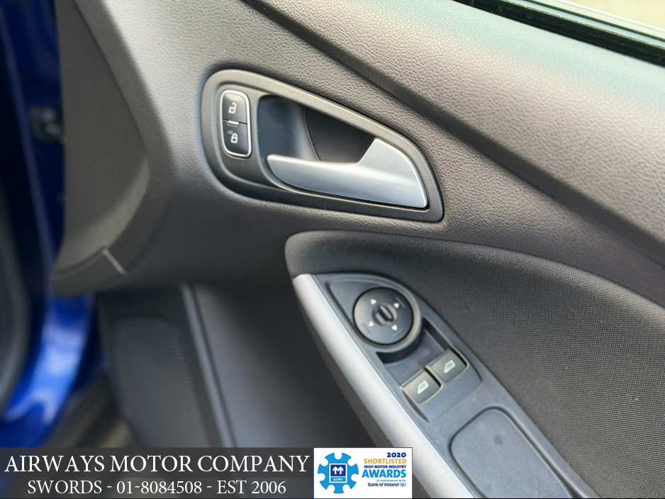 2016 Ford Focus - image 12