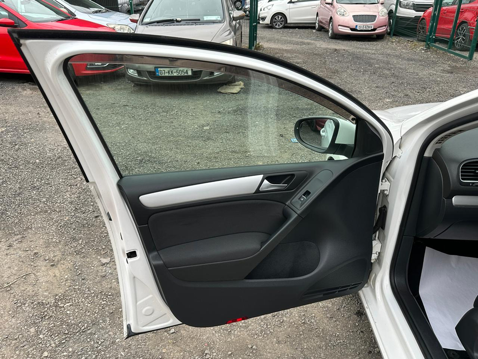 2012 Volkswagen Golf - image 12