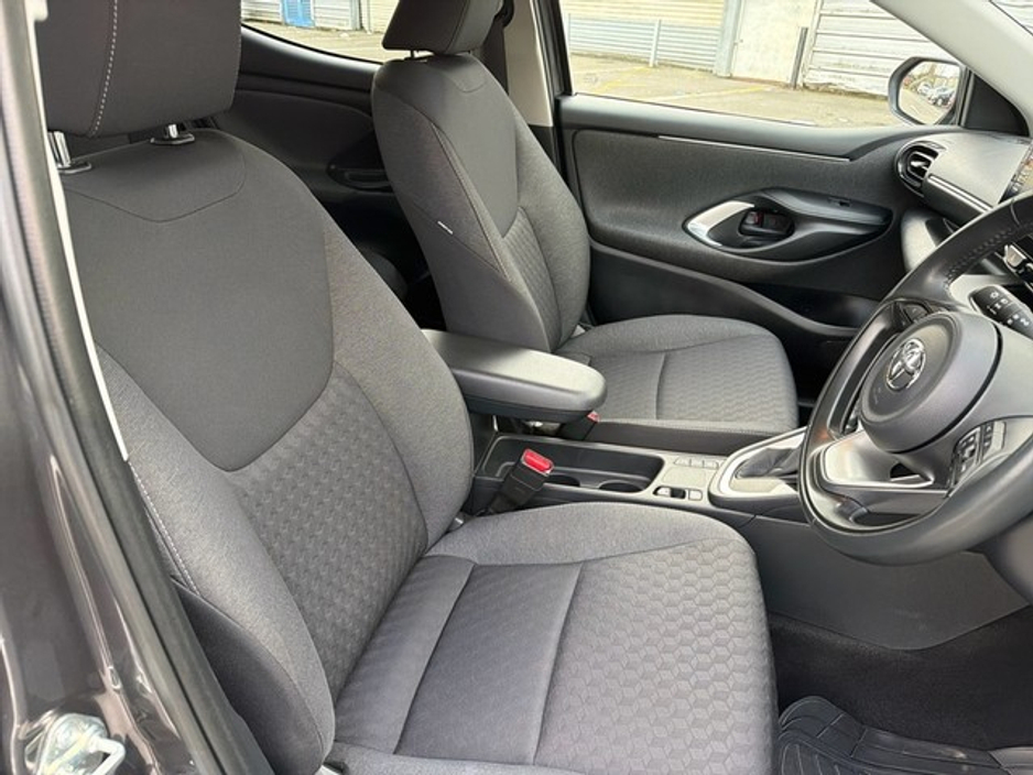 2021 Toyota Yaris *NOW SOLD* HYBRID LUNA SPORT // SMART ENTRY/SMART START // AIR CON // BLUETOOTH // APPLE CARPLAY // DIGITAL DASH // PRIVACY GLASS €22,945