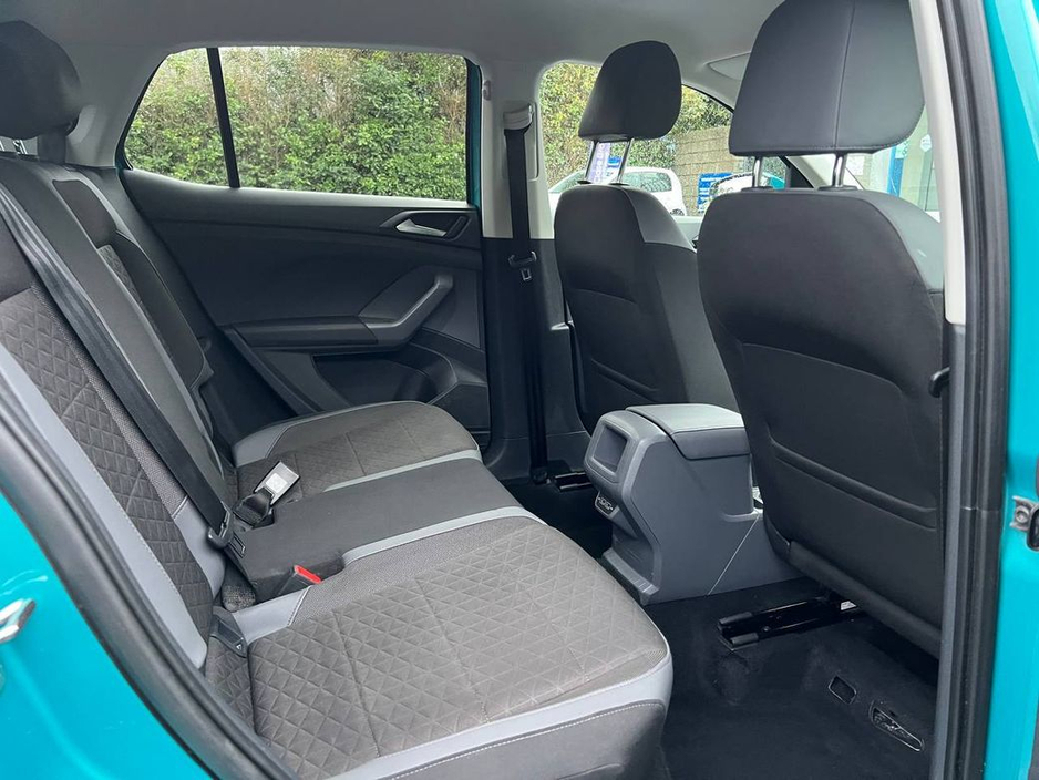 2020 Volkswagen T-Cross R-LINE 1.6 TDI // APPLE CARPLAY/ANDROID AUTO // MULTIFUNCTIONAL STEERING WHEEL // 17" ALLOYS €19,900