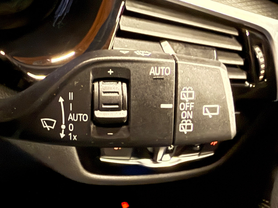 2022 BMW 5 Series - image 24