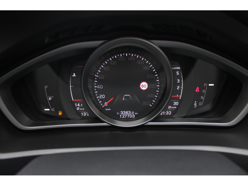 2016 Volvo V40 - image 12