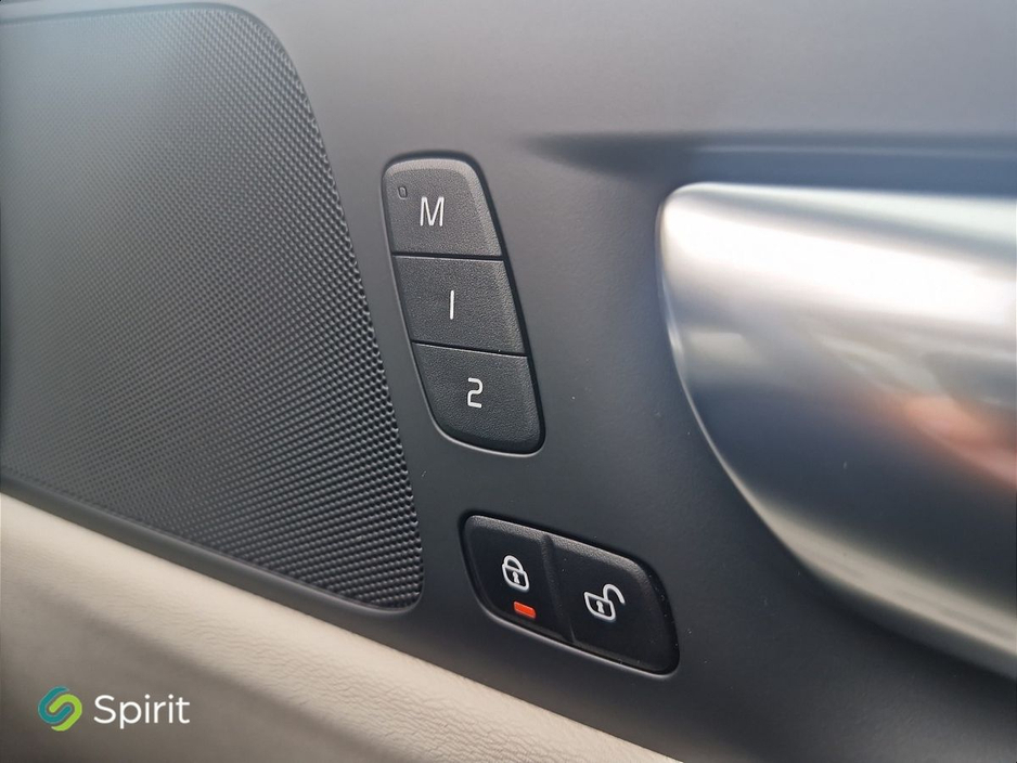 2025 Volvo V60 - image 15