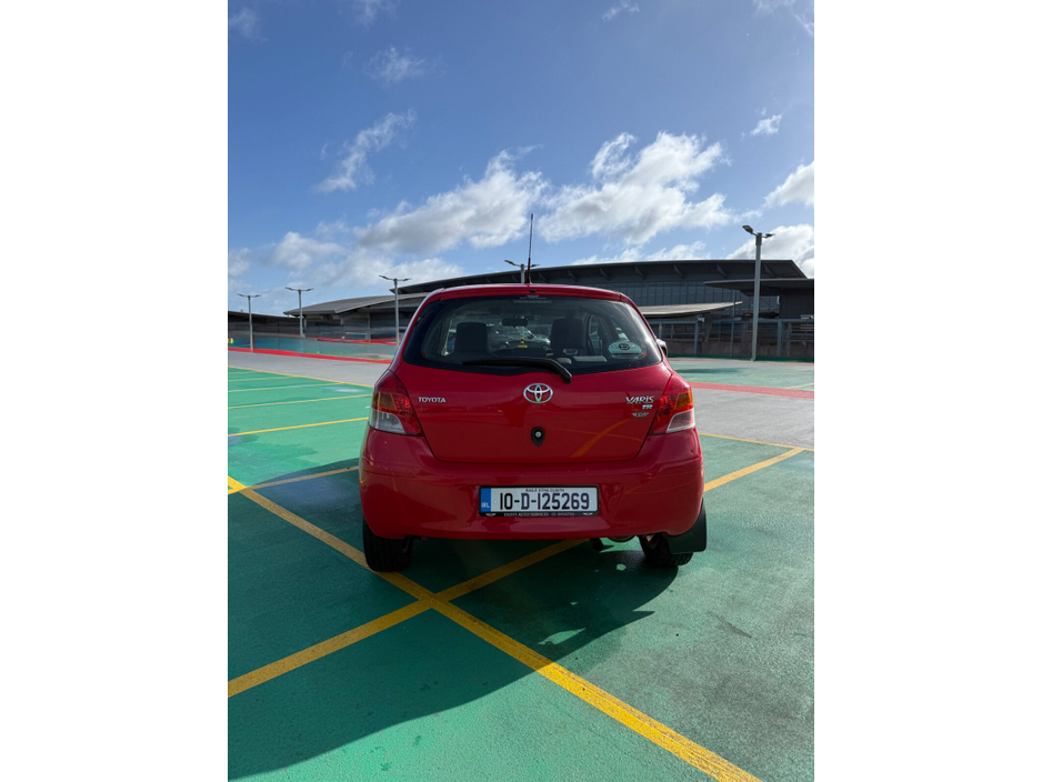 2010 Toyota Yaris - image 5