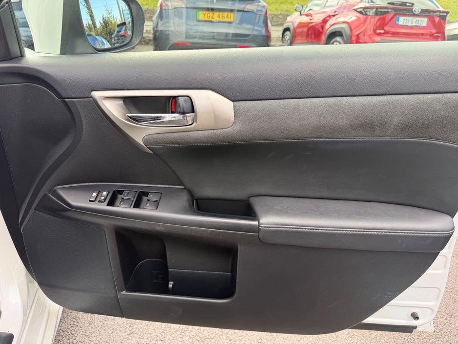 2014 Lexus CT 200 h - image 13