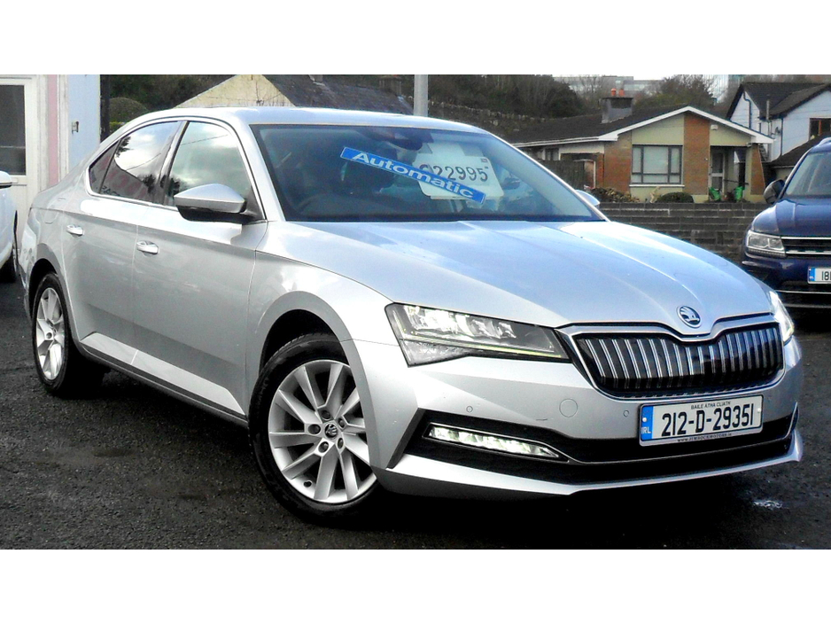 2022 Skoda Superb - image 8