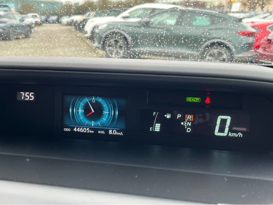 2019 Toyota Prius Alpha - image 21