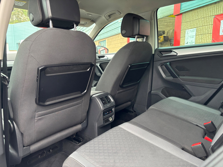 2017 Volkswagen Tiguan - image 12