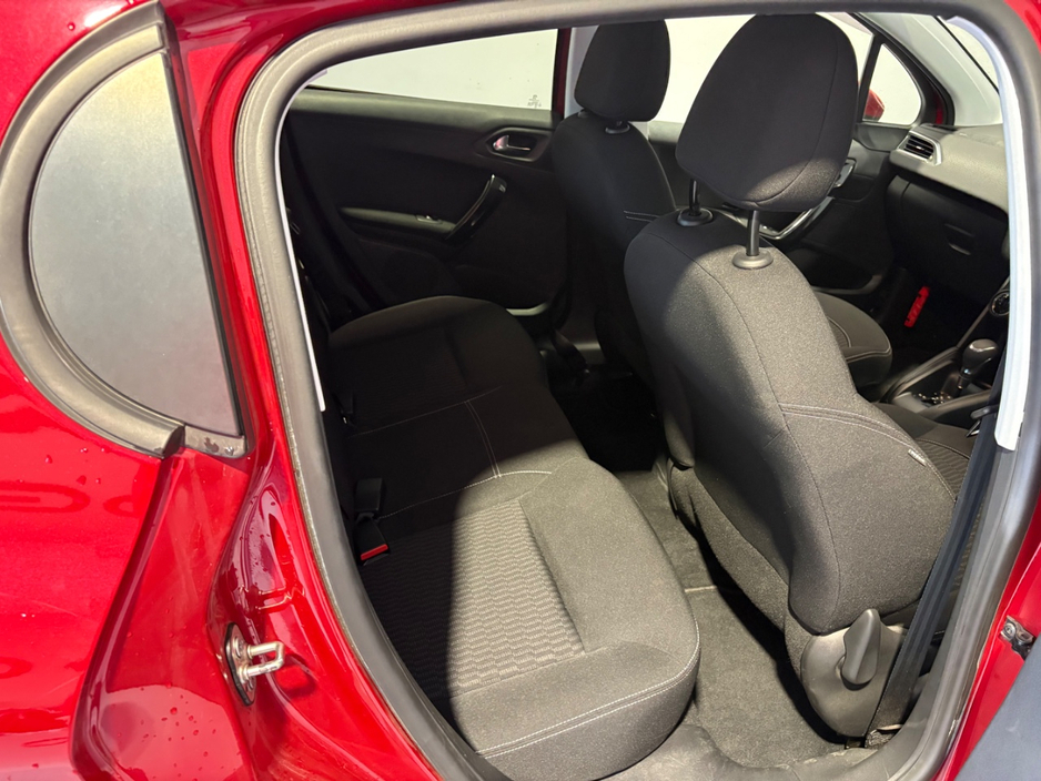 2017 Peugeot 208 - image 6