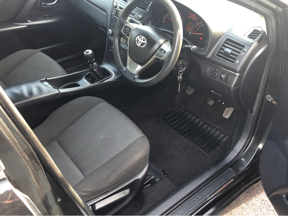 2011 Toyota Avensis - image 8