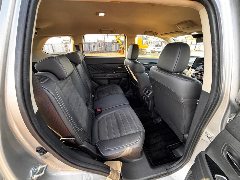 2018 Mitsubishi Outlander - image 3