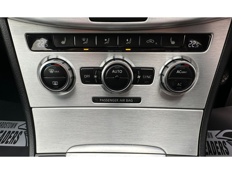 2012 Volkswagen Passat - image 25