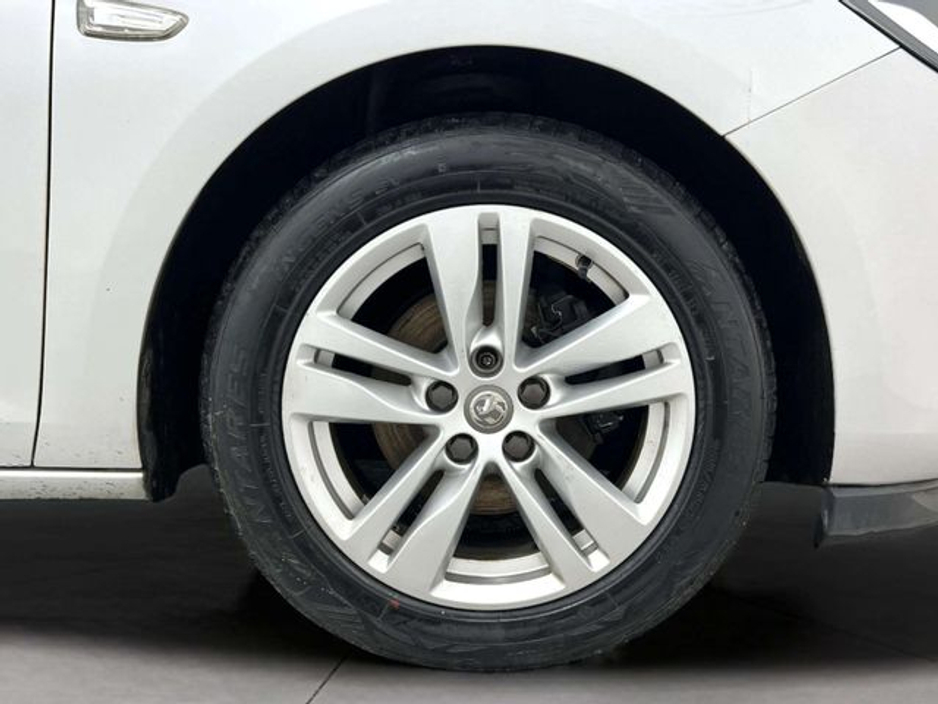 2017 Vauxhall Astra - image 19
