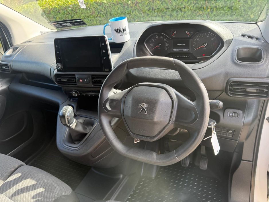 2019 Peugeot Partner - image 16