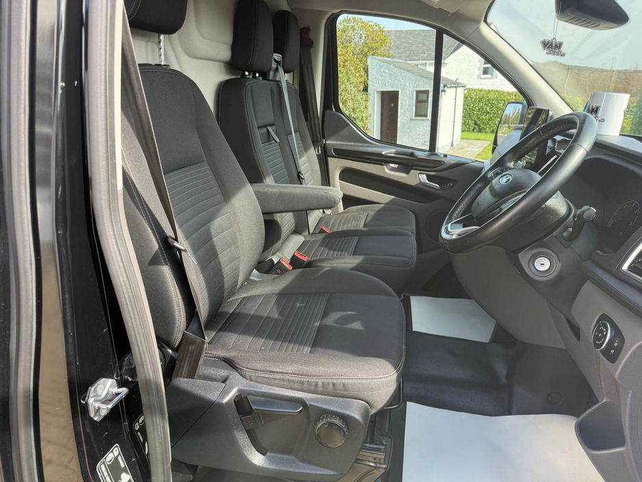 2020 Ford Transit Custom - image 10