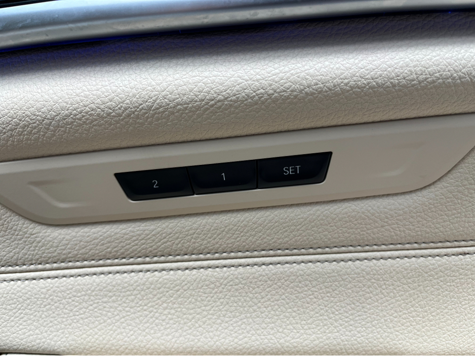 2017 BMW 5 Series - image 12