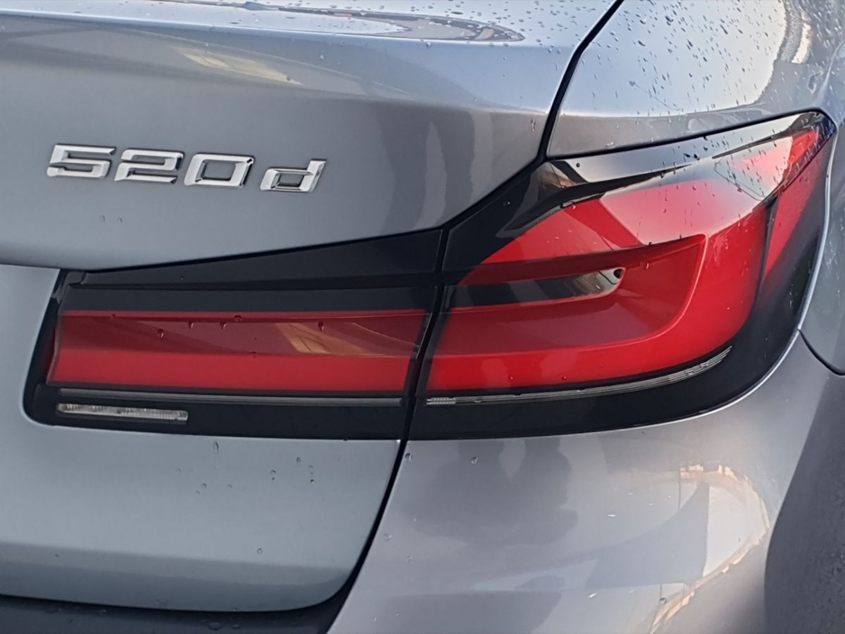 2021 BMW 5 Series - image 18