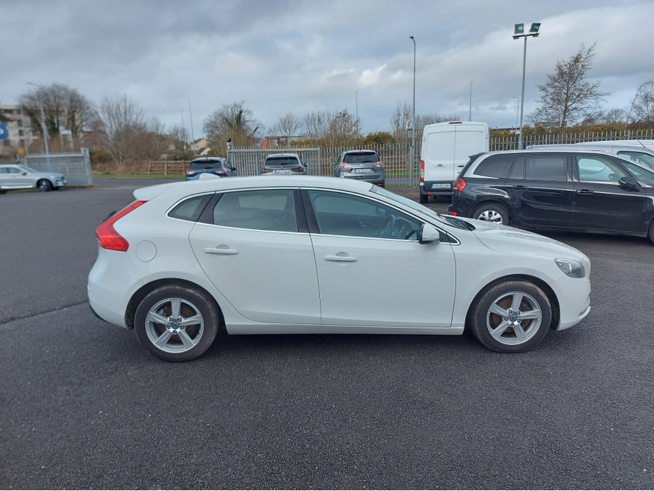 2014 Volvo V40 - image 4