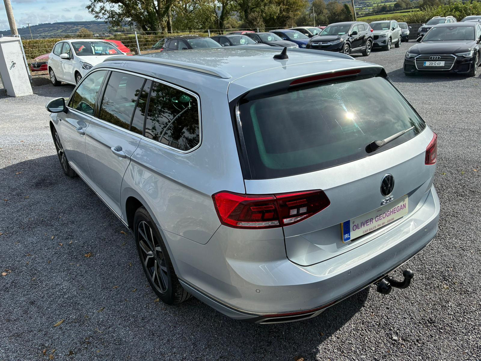 2022 Volkswagen Passat - image 3