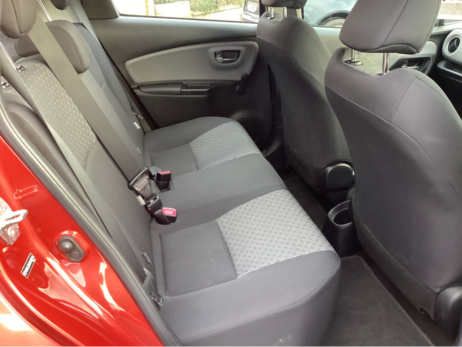 2015 Toyota Yaris - image 13