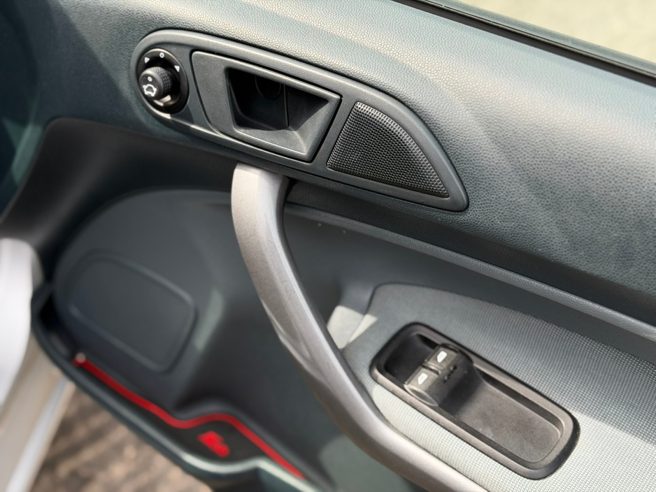 2011 Ford Fiesta - image 11