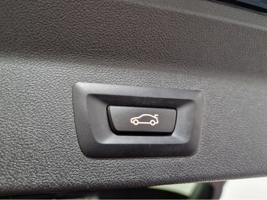 2022 BMW X3 30E M SPORT (PRO PACK / OYSTER LEATHER) X-DRIVE AUTOMATIC **ONE OWNER / TOP SPEC / 20" ALLOYS / APPLE CARPLAY / ADAPTIVE LED HEADLIGHTS / BMW M SEATBELTS / ELECTRIC BOOTLID /REVERSE CAMERA / SAT NAV** €49,900