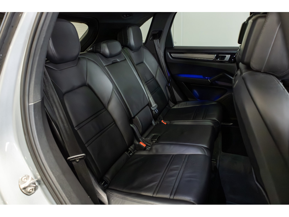 2020 Porsche Cayenne - image 11