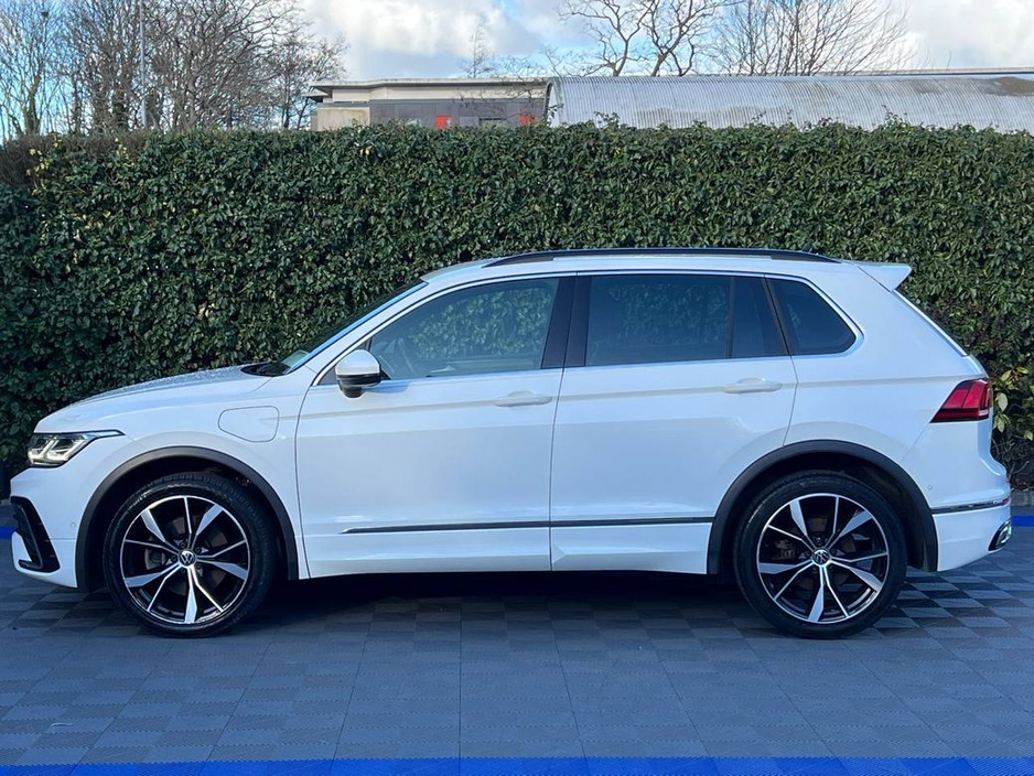 2023 Volkswagen Tiguan R-LINE 1.4 HYBRID // 20" R-LINE ALLOYS // PARKING SENSORS // APPLE CARPLAY/ANDROID AUTO €36,900