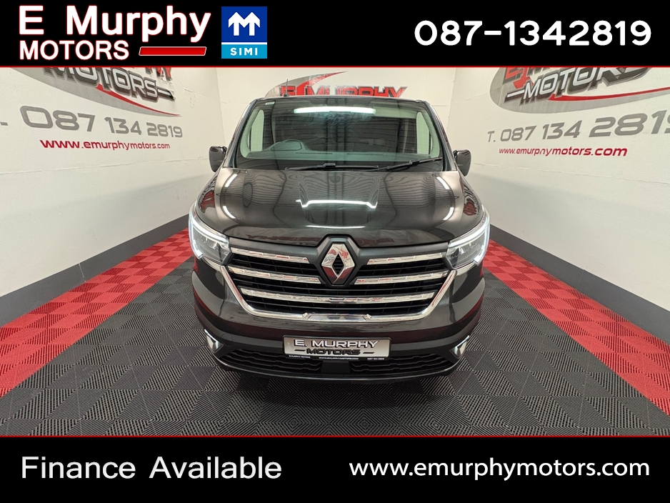 2023 Renault Trafic - image 2