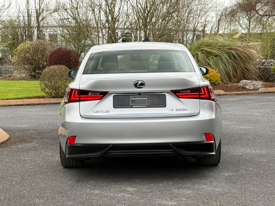 2015 Lexus IS 300 h - image 6