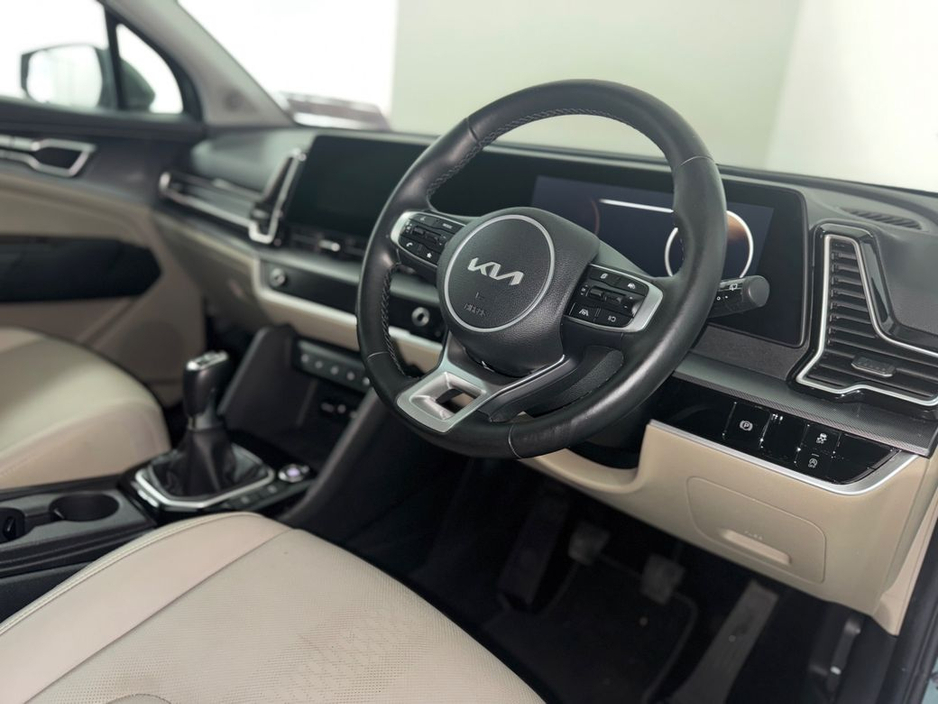 2022 Kia Sportage - image 2